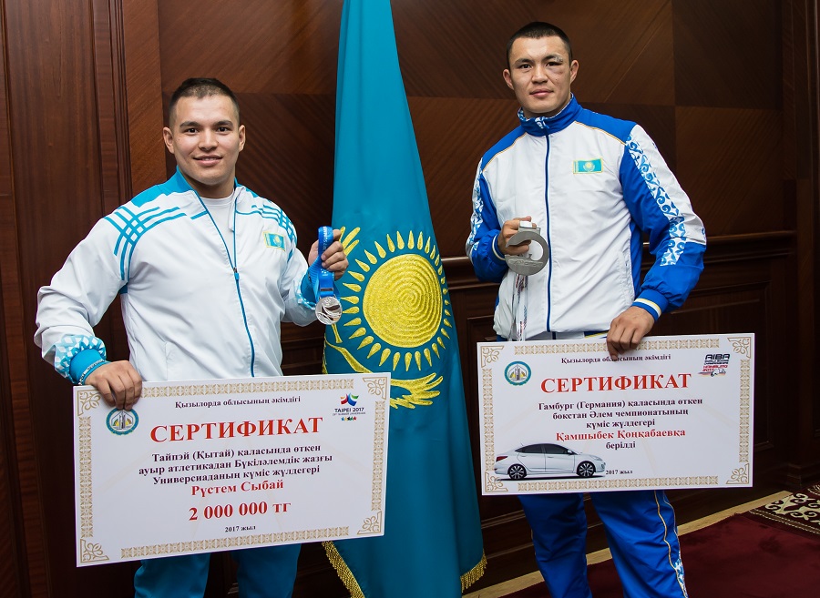 Syr óńirinde boksshy Qamshybek Qońqabaevqa avtokólik kilti tabys etildi