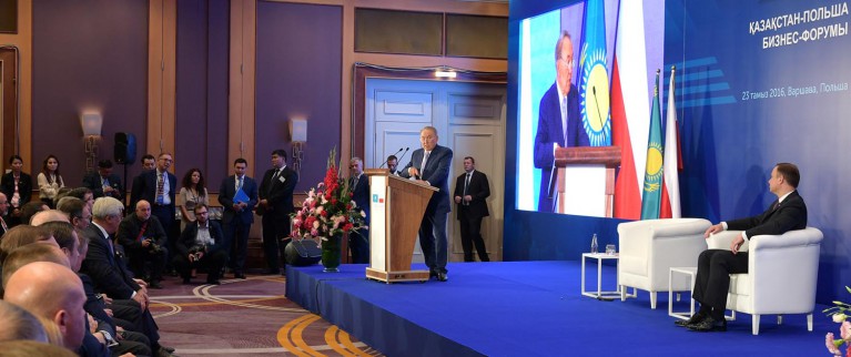 Qazaqstan-Polsha bıznes forýmynda 10 memorandýmǵa qol qoıyldy