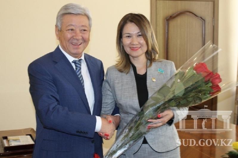 Qos májilismenge «Úsh bı» qurmet belgisi berildi