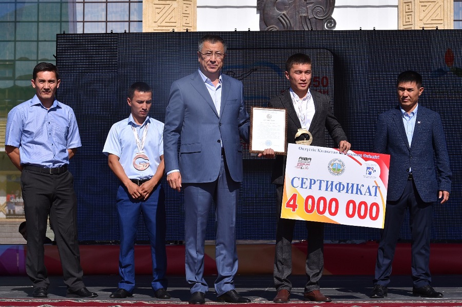 OQO ákimi álem chempıonyna tórt mln teńge tabys etti

