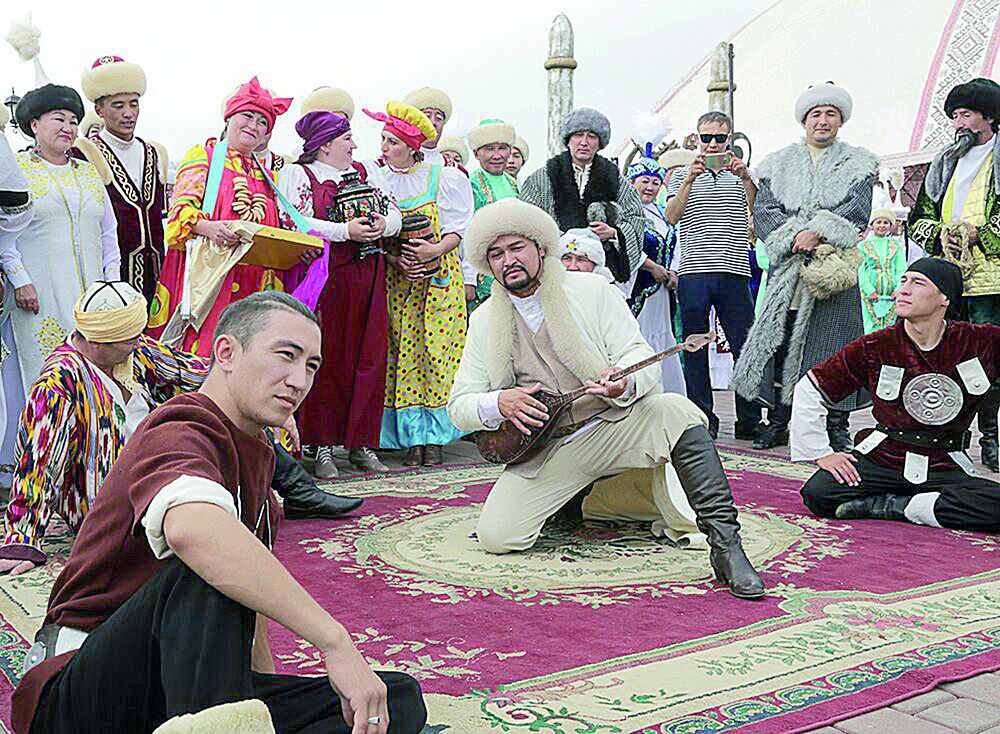 Kásibi men óneri órkendegen óńir