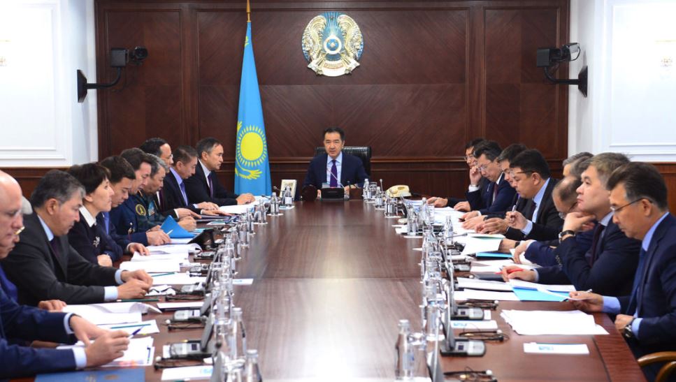 Úkimette astyq jınaý naýqanyn ótkizý máseleleri qaraldy