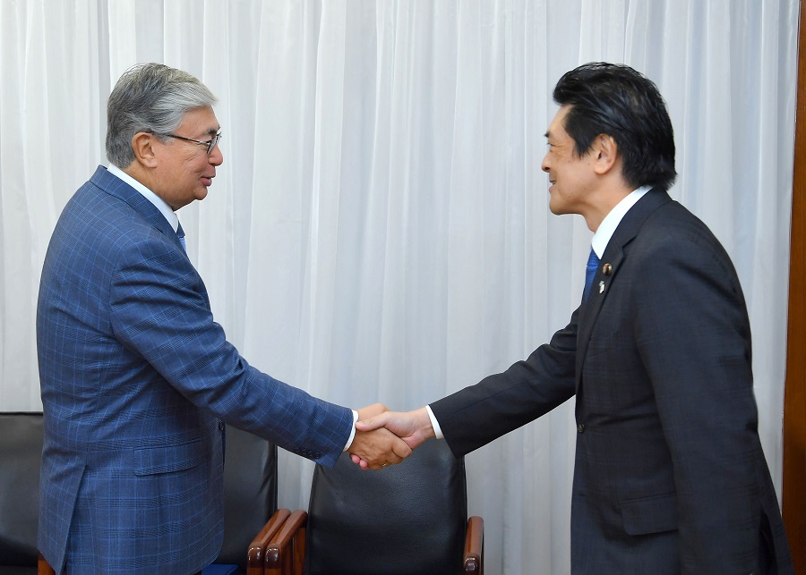 Toqaev Qazaqstandy sıfrlandyrýda Japonııamen yntymaqtastyq ornatýdy usyndy 