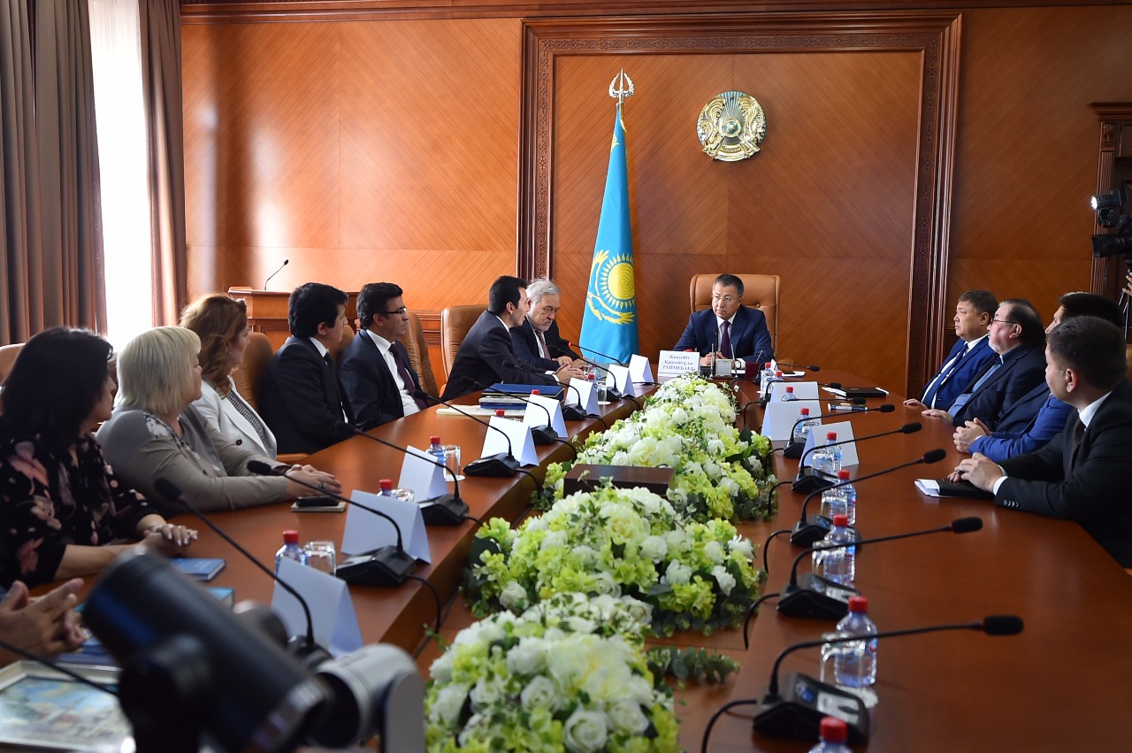 OQO ákimi Túrki álemi ádebı jýrnaldary redaktorlarymen kezdesti