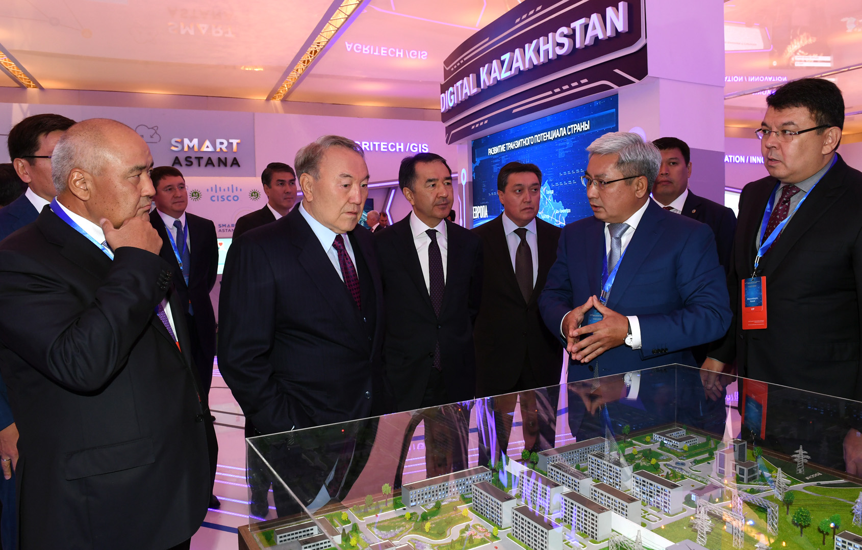 Nazarbaev sıfrlandyrý máseleleri jónindegi respýblıkalyq keńeske qatysty