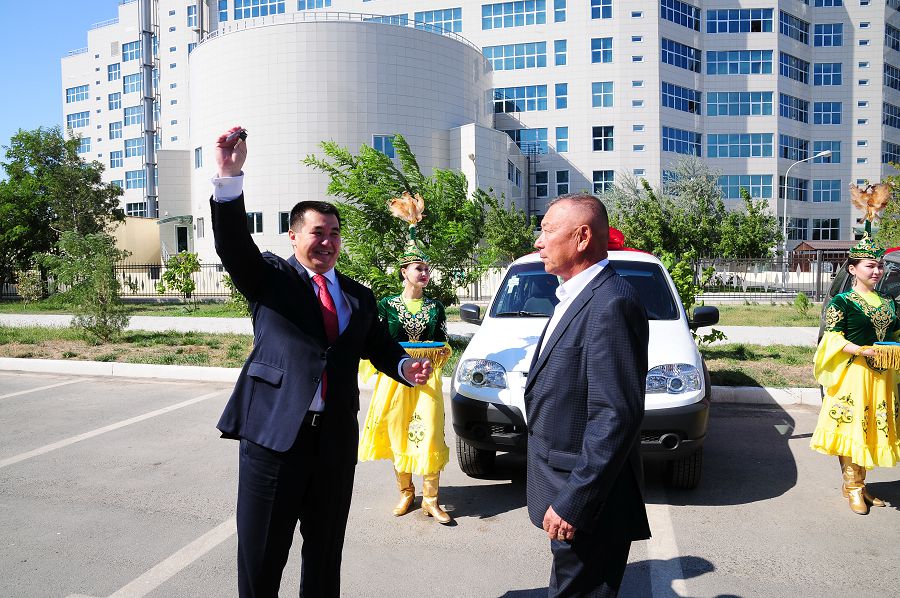 Embiniń úzdik qyzmetkerlerine avtokólik tabystaldy