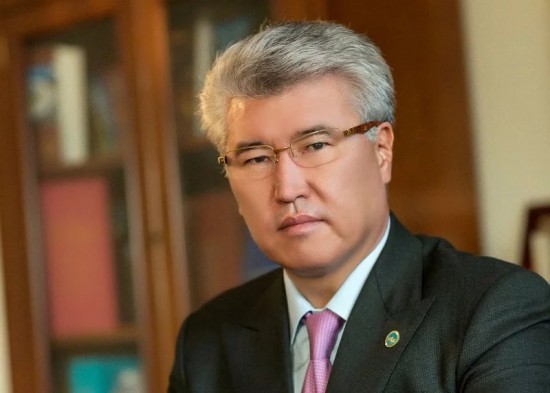 Latyn álipbıiniń qaı nusqasyn durys dep esepteıdi?