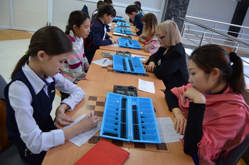 Pavlodarda Toǵyzqumalaqtan ótken fleshmobqa 10 myń oqýshy qatysty 