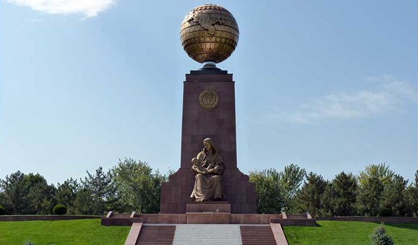 Memleket basshysy «Táýelsizdik jáne gýmanızm» monýmetine gúl shoǵyn qoıý rásimine qatysty