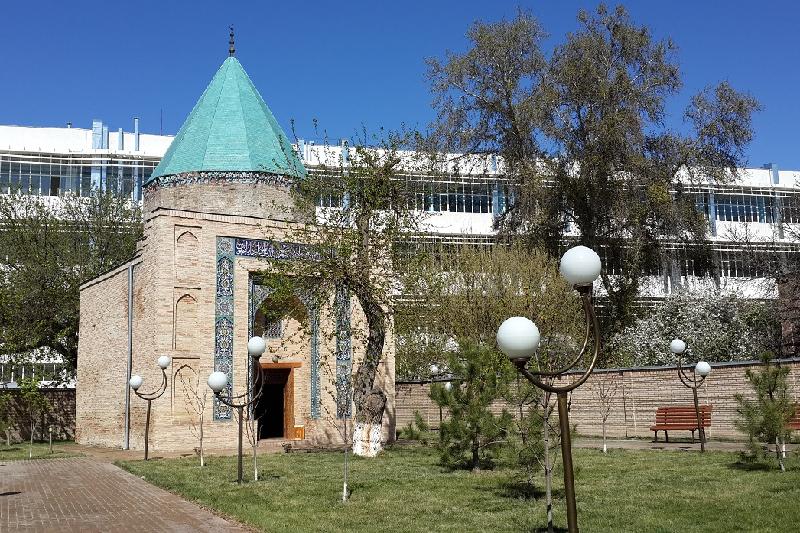 Nursultan Nazarbaev «Tóle bı kesenesi» sáýlet keshenine bardy