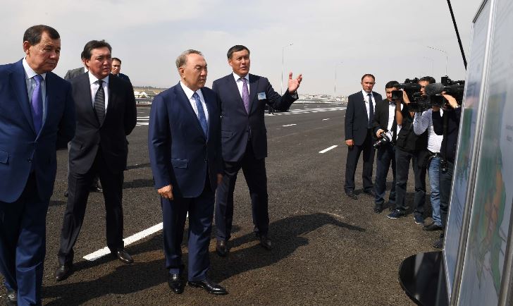Nazarbaev kólikke arnalǵan jańa kópir qurylysyn kórdi