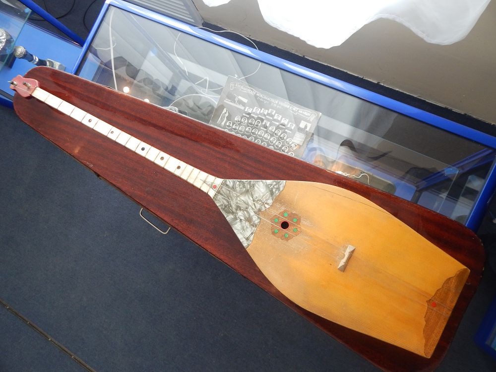 Áýezovtiń dombyrasy. Birden birge aýysyp, búgingi kúnge qalaısha jetken edi? 
