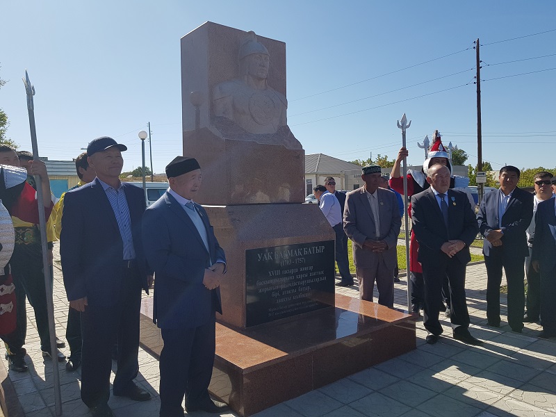 Kókpekti aýdanynda Ýaq Barmaq batyrǵa eskertkish qoıyldy