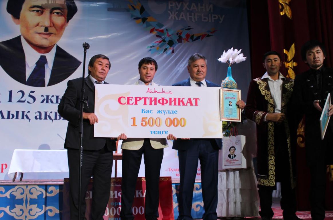 Baıanaýyldaǵy aıtystyń bas júldesi Maqsat Aqanovqa buıyrdy