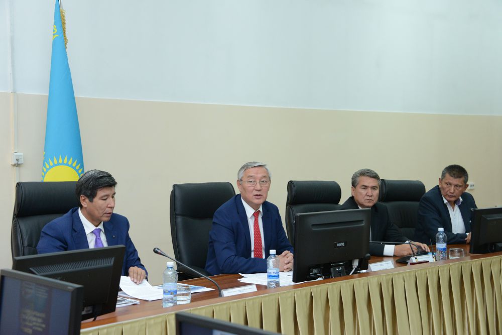 Almatyda latyn álipbıine kóshý týraly dóńgelek ústel ótti