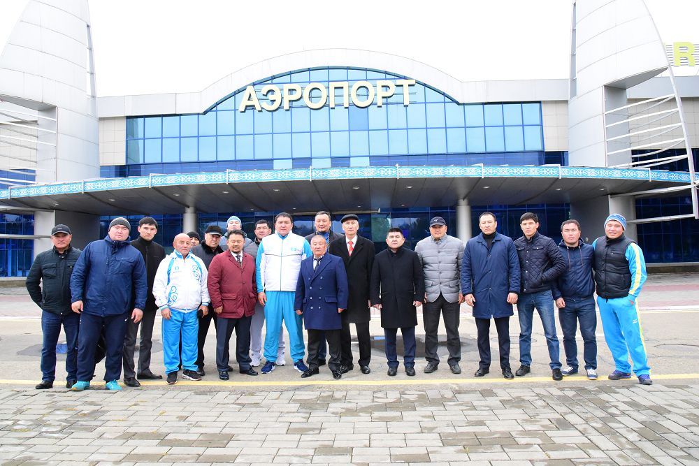 О́skemendikter Aıbek Nuǵymarovty áýejaıdan qarsy aldy