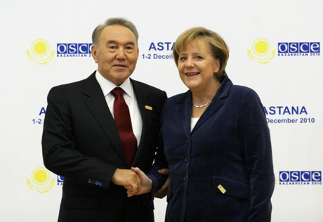 Nursultan Nazarbaev Angela Merkelge quttyqtaý jedelhatyn joldady