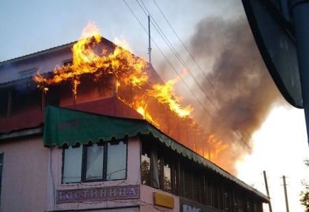 Almatyda «Aııa» kesheni órtenip jatyr