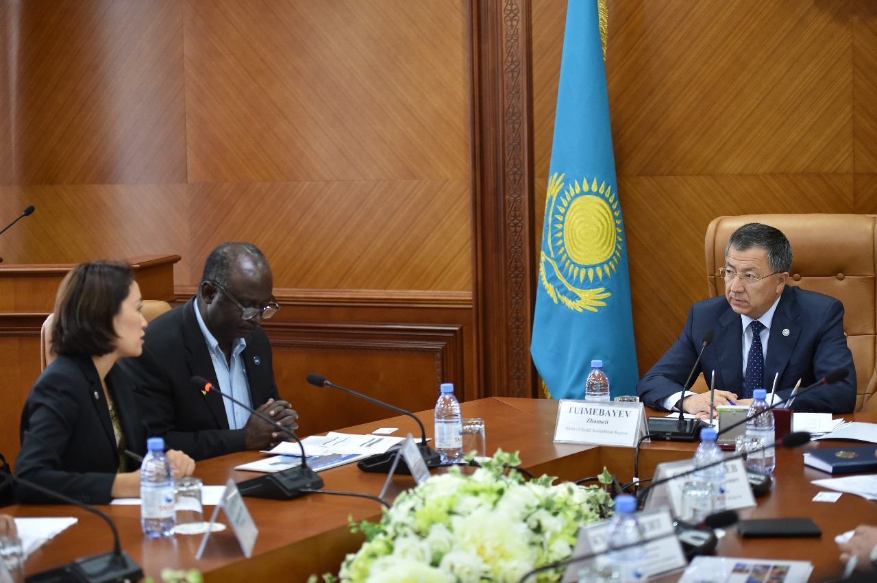 OQO ákimi Dúnıejúzilik banktiń Qazaqstandaǵy ókili Ato Braýnmen kezdesti