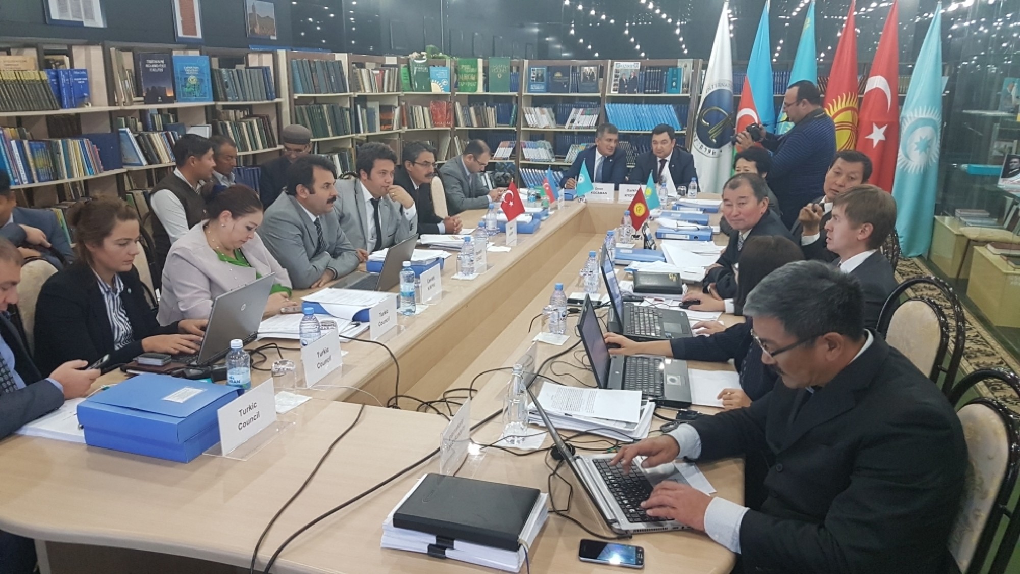 Sarapshylar Túrki halyqtaryna ortaq tarıh oqýlyǵyn joǵary baǵalady