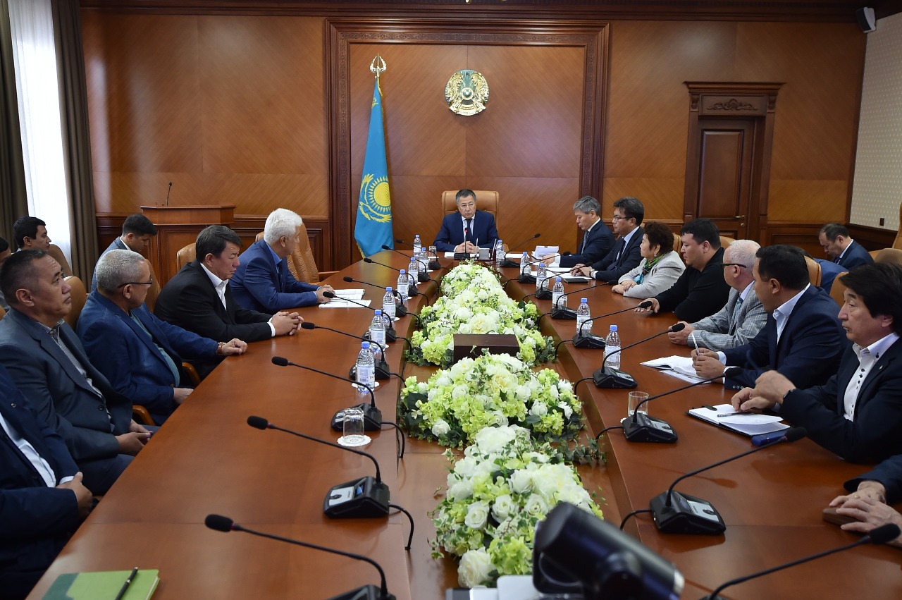 J.Túımebaev kásiporyn  basshylarymen kezdesti