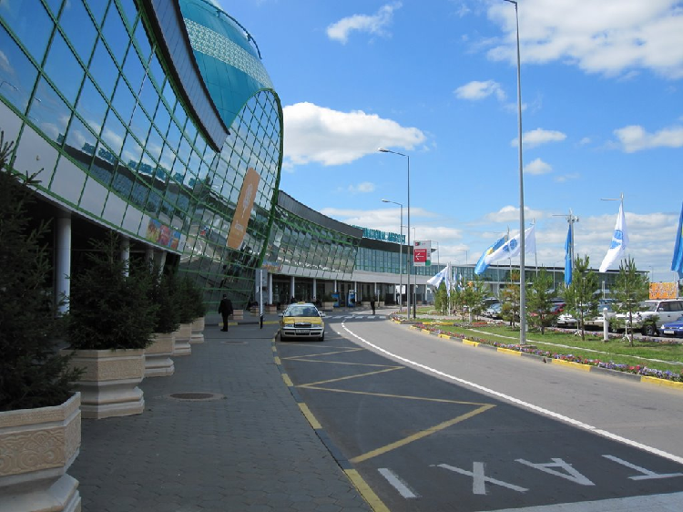 Astana áýejaıynan qalaǵa jetkizip salatyn taksı baǵasy arzandaıdy