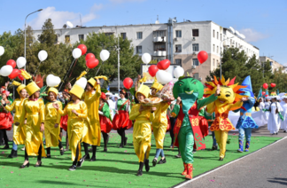 Shymkenttikter qala kúni merekesin atap ótýde