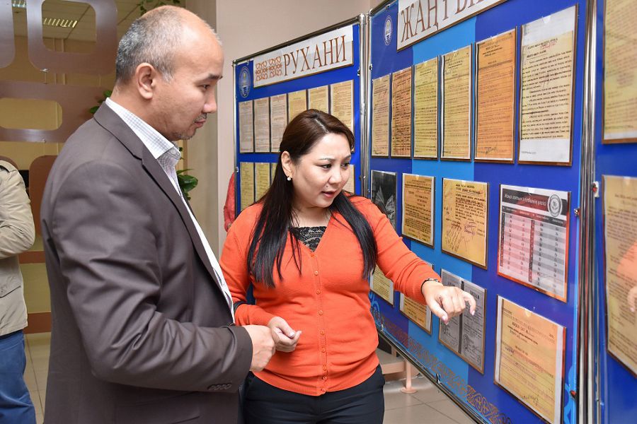 «Bolashaq» akademııasy kóne qujattar kórmesin ótkizdi