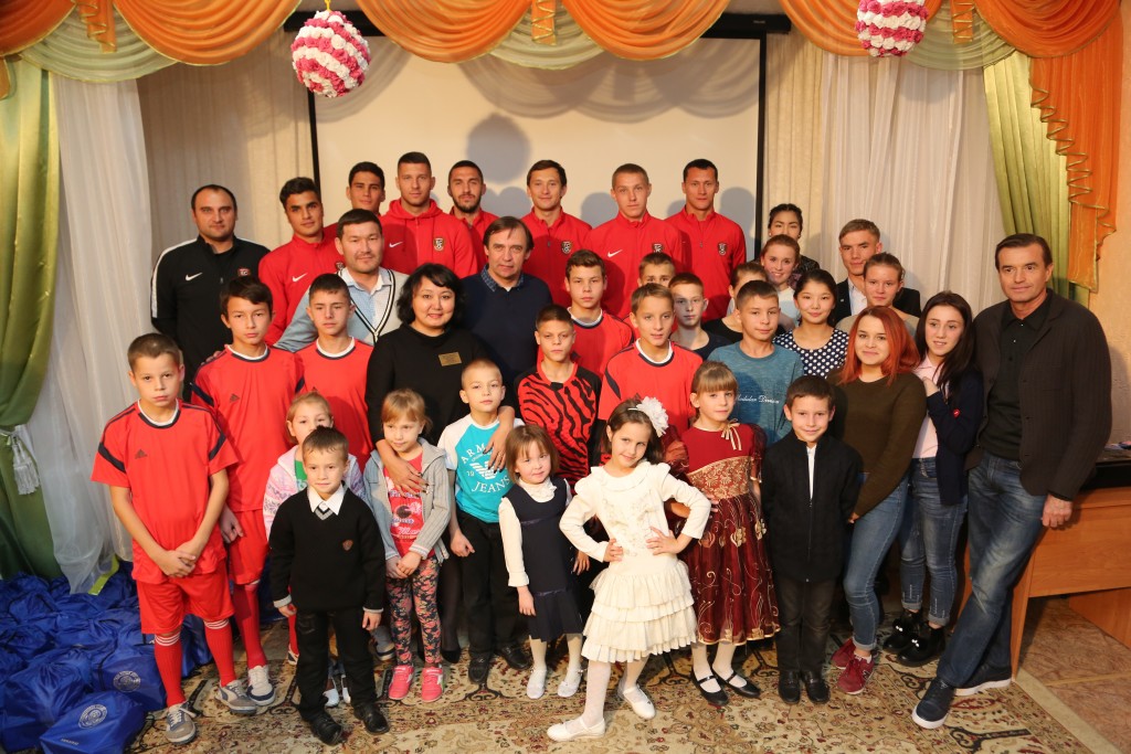 Borodıýk pen «Shahter» fýtbolshylary balalar úıinde boldy