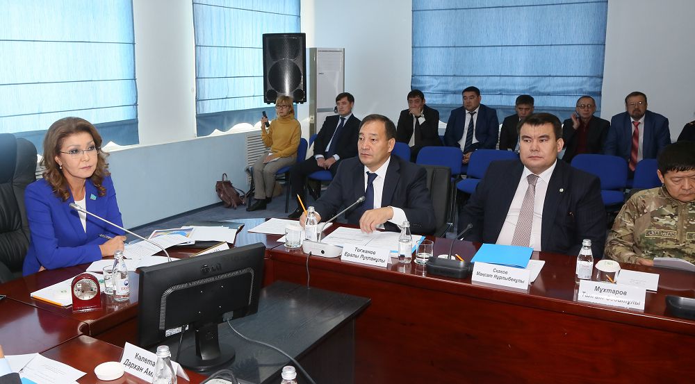 Áskerı-Teńiz kúshteri qyzmetiniń máseleleri talqylandy