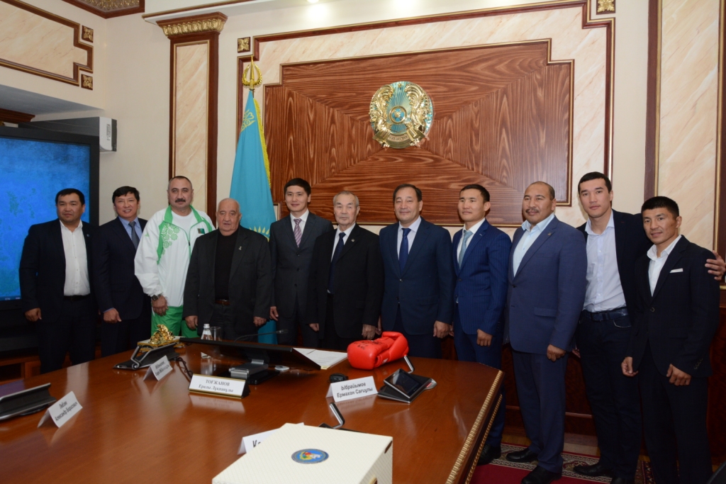 Chempıondar Mańǵystaý oblysy ákimine bylǵary qolǵap syılady