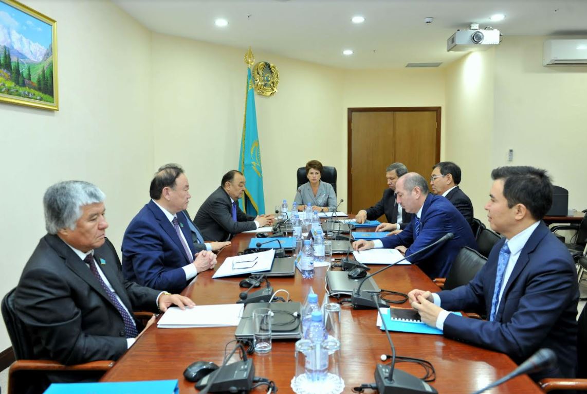 Senatorlar Qazaqstannyń AIIB-ge qatysý sharttaryn talqylady