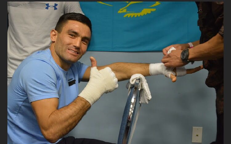 Boksshy Bobyrjan Momynov tehnıkalyq nokaýtpen jeńiske jetti