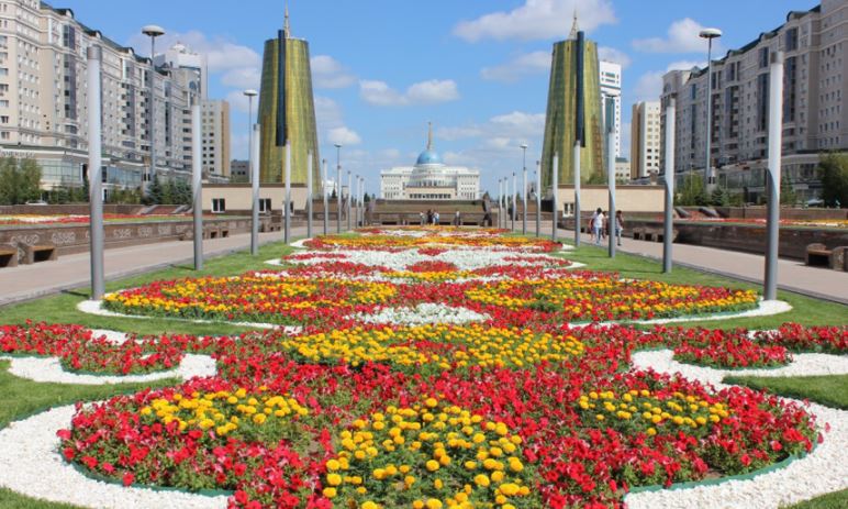 Astanada jyl sońyna deıin bes shaǵyn gúl baǵy men bir saıabaqtyń qurylysy aıaqtalady