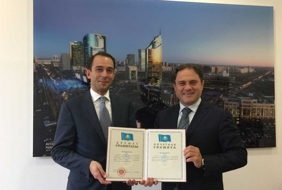 Shvesııanyń Qazaqstandaǵy elshisi elimizdiń memlekettik nagradasymen marapattaldy