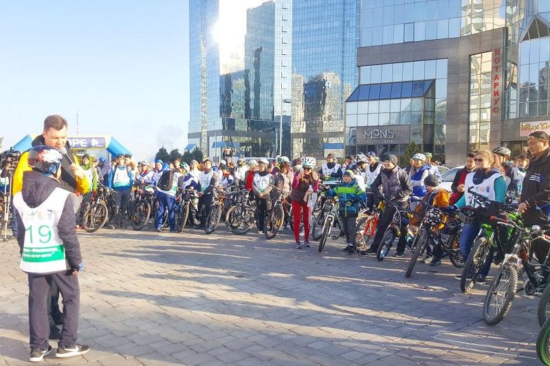 Almatyda kezekti buqaralyq velosherý ótti