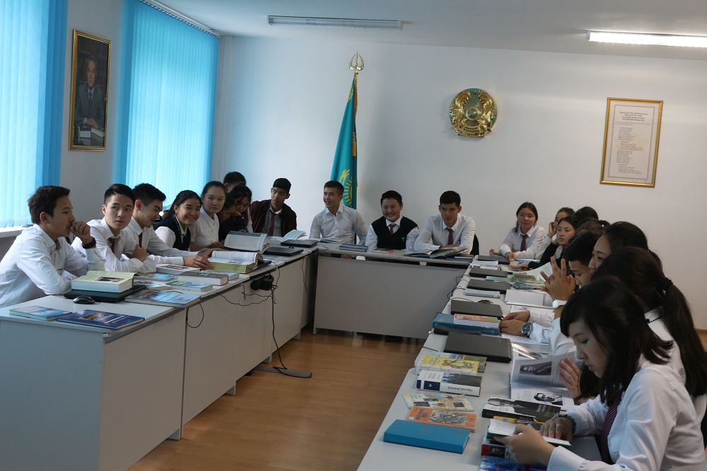 Almatyda «Qazaq jazýyn latyn álipbıine kóshirýdiń ózekti máseleleri» atty dóńgelek ústel ótti
