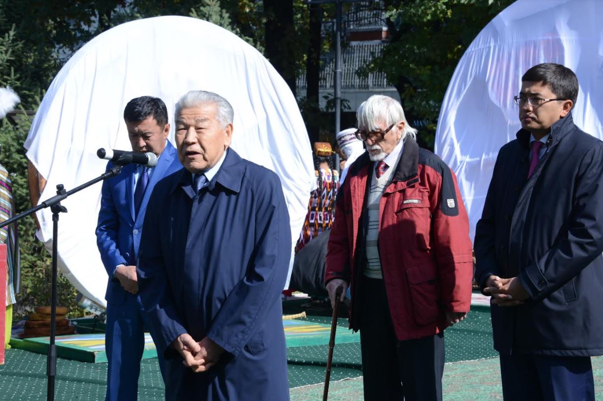 Almatyda Tóle bı kóshesi kúni atalyp ótti