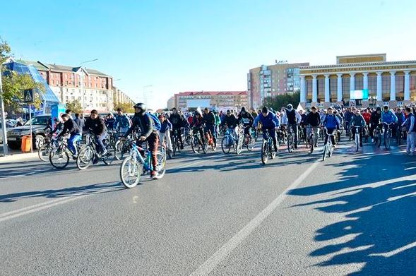 Atyraýda buqaralyq velosherý ótti