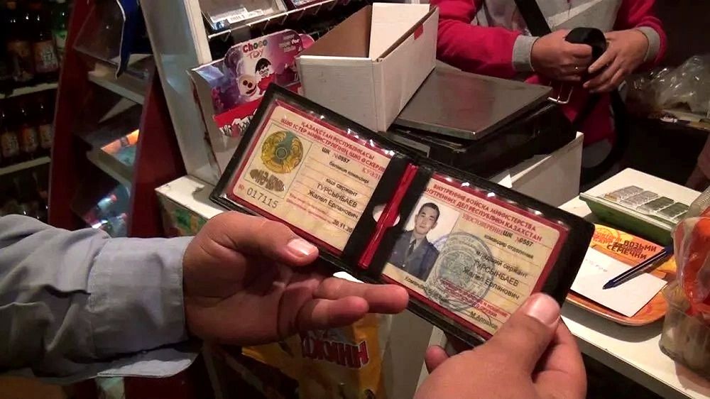 Ońtústikte jalǵan polıseı qylmys ústinde qolǵa tústi