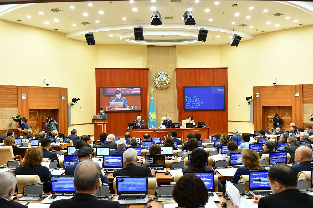 Májiliste áskerılerdiń baspana máselesin jaqsartý maqsatyndaǵy zań jobasy maquldandy