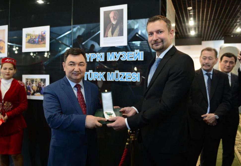 Vengrııa elshisi Túrki akademııasy basshysyna orden tabys etti