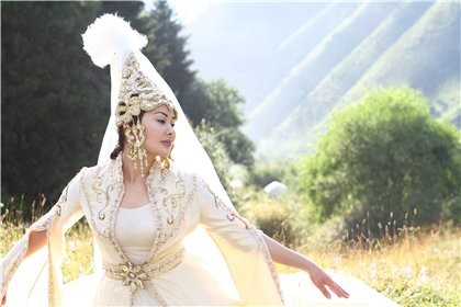 Otyrǵan qyz ornyn taba alyp júr me?
