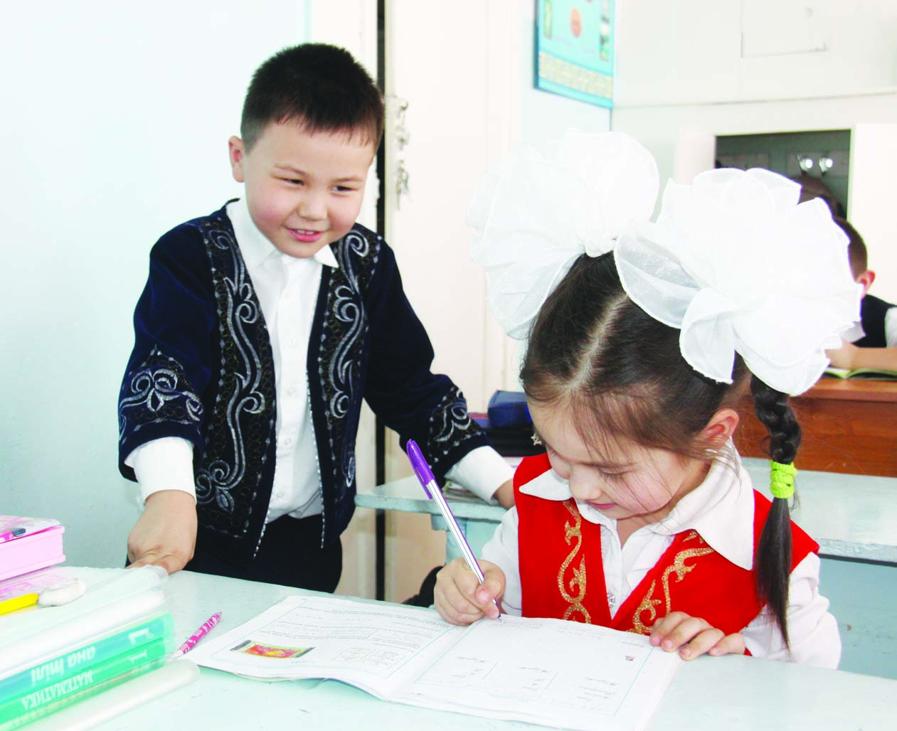 Balalar bir-birin baǵalaýdy úırenedi 