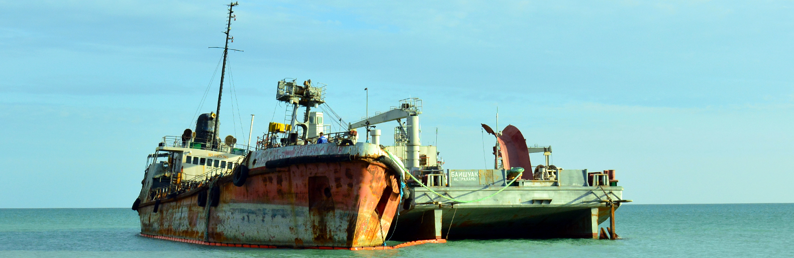 Araks kemesindegi munaı qaldyqtaryn tazartý jumystary bastaldy