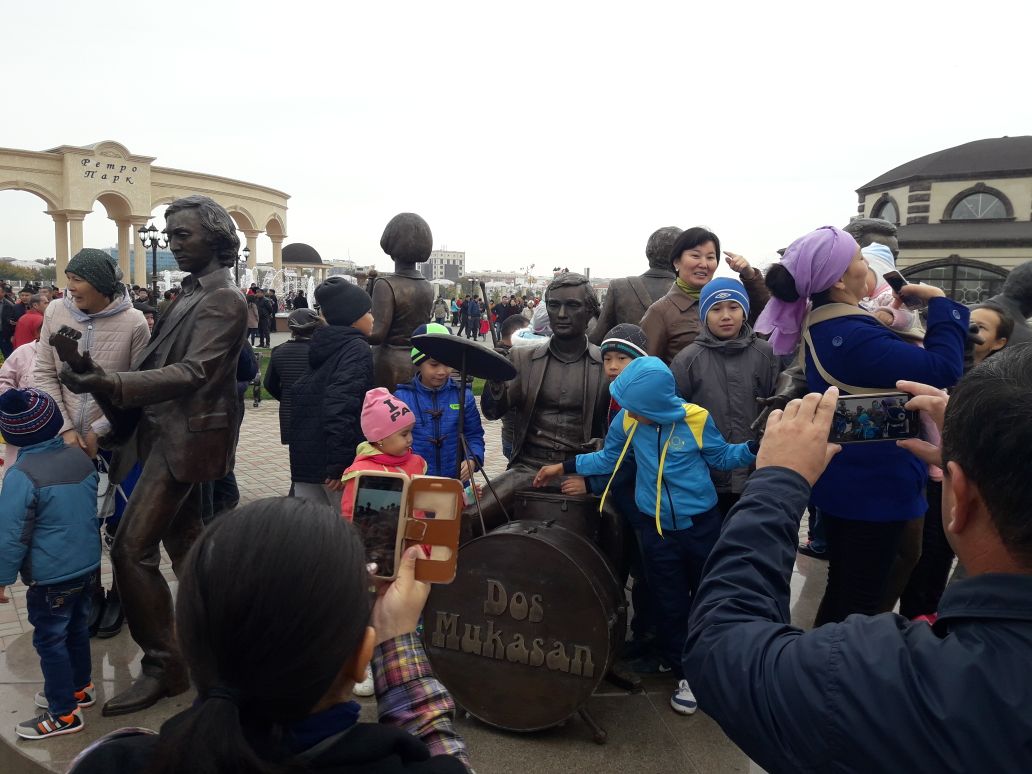 Atyraýda retro-saıabaqtyń ashylýyna 3 myńnan astam adam jınaldy