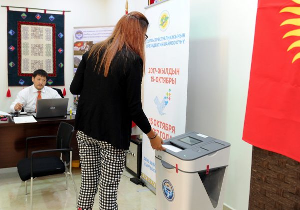 Qyrǵyzstan prezıdentin saılaýda 1 mıllıonnan astam saılaýshy daýys berdi