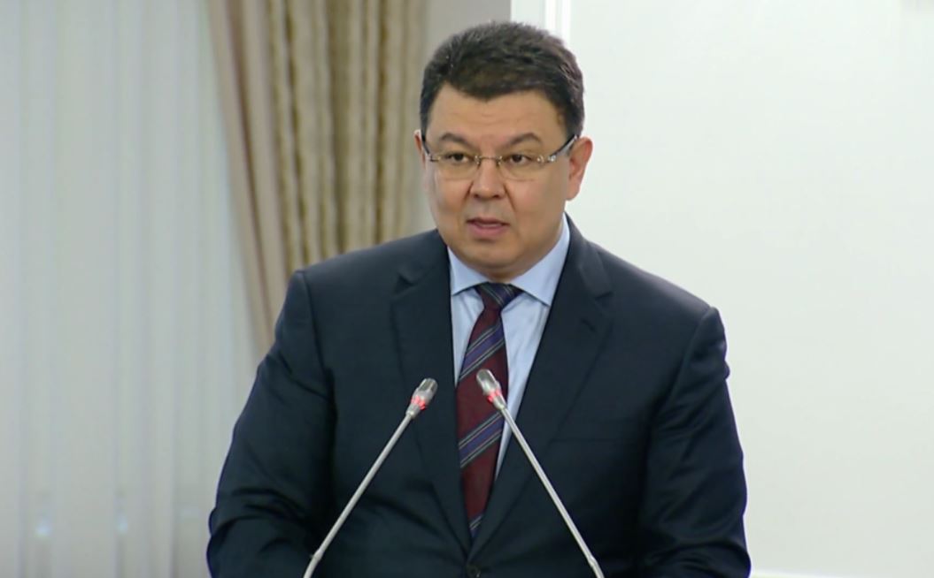 Qazaqstanda 13 kúnge jetetin AI-92 benzıni bar – Bozymbaev