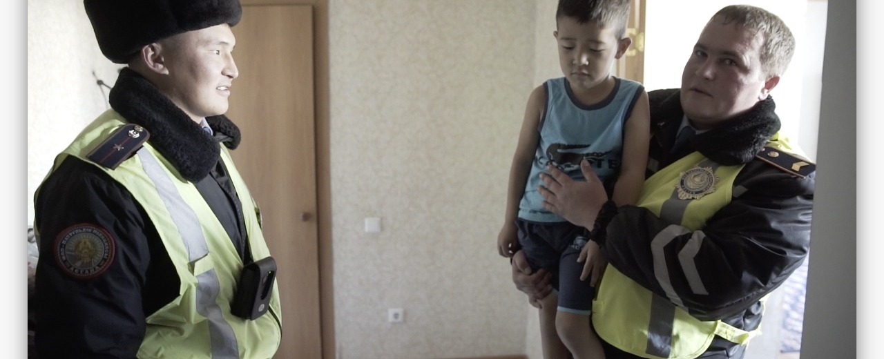 Elordalyq polıseıler 10-qabattan qulaǵaly turǵan balany qutqaryp qaldy