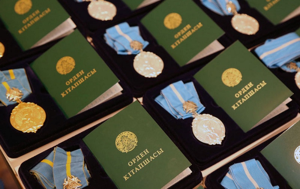 Ońtústikte segiz aıda  2382 ana altyn men kúmisten alqa taqty